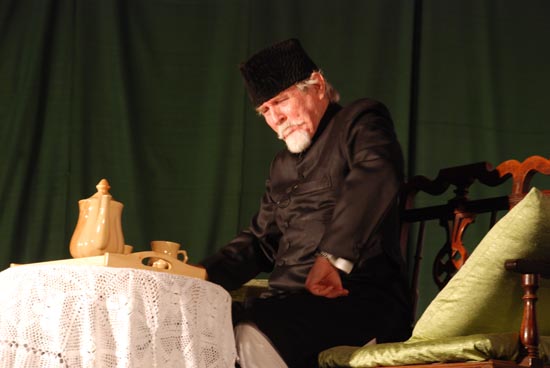 Tom Alter as Maulana Azad