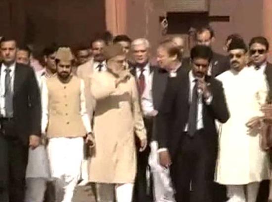 Nawaz Sharif visits Jama Masjid