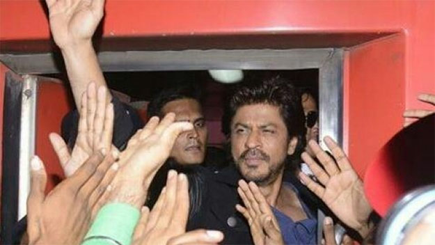 Shah Rukh Kha train ride