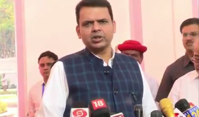 Fadnavis meeting farmers