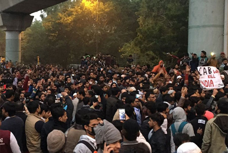 Bollywood react on Delhi police action against Jamia students