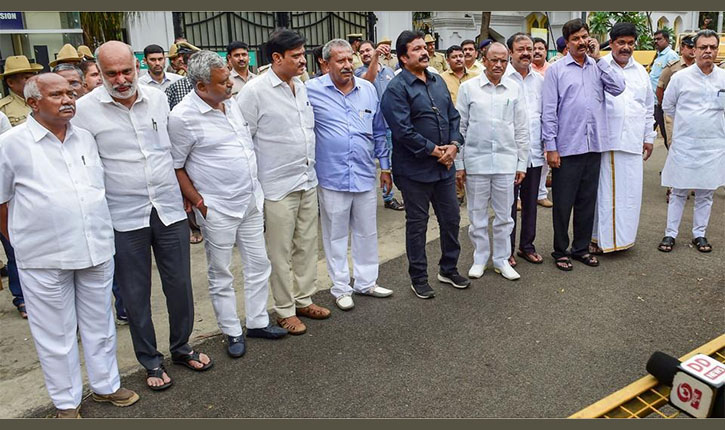 Karnataka MLAs resign