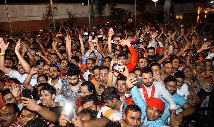 Mob at BJP HQ