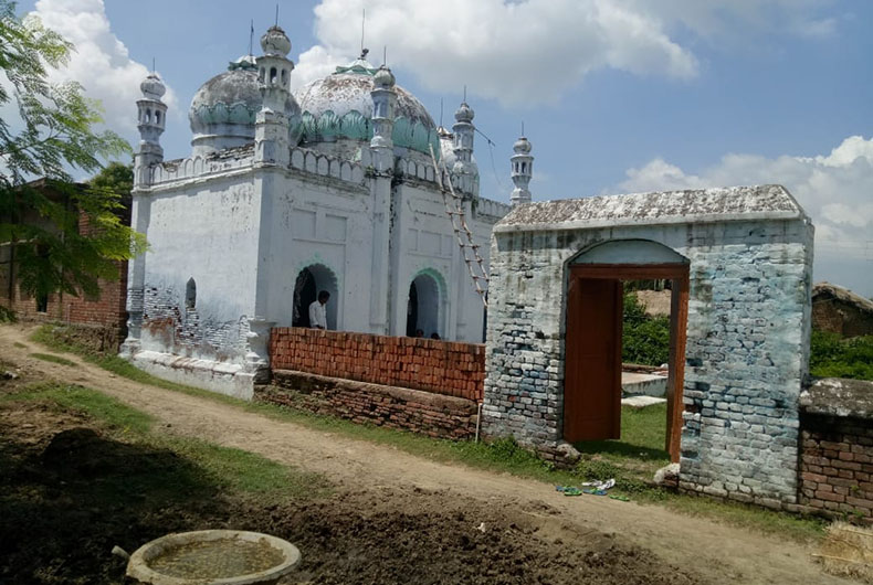 Hindus Pray in Masjid