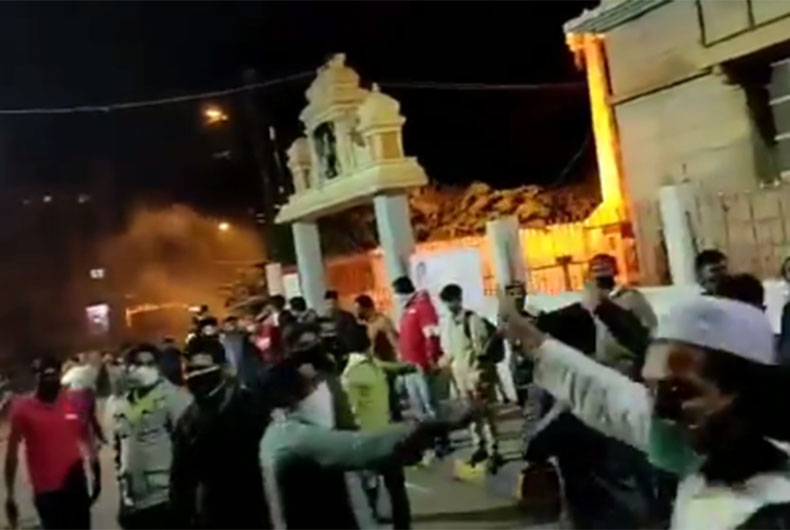 Muslim Human Chain to protect temple