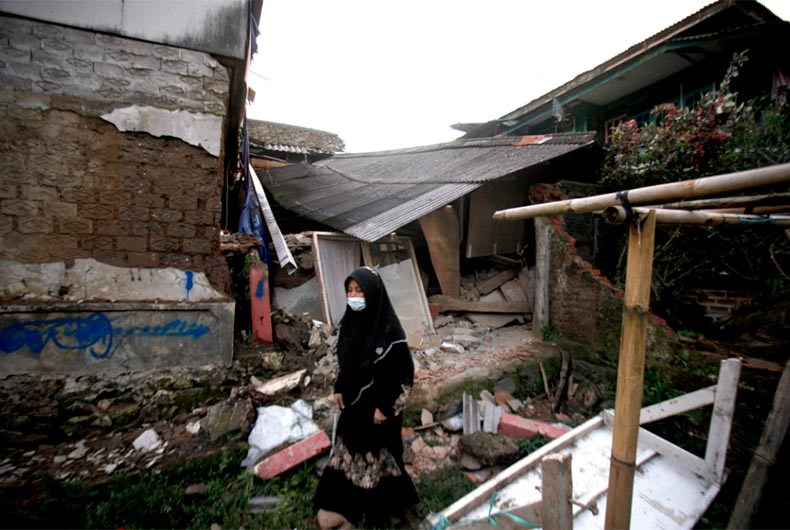 Indonesia shaken by massive earthquake; Over 160 dead
