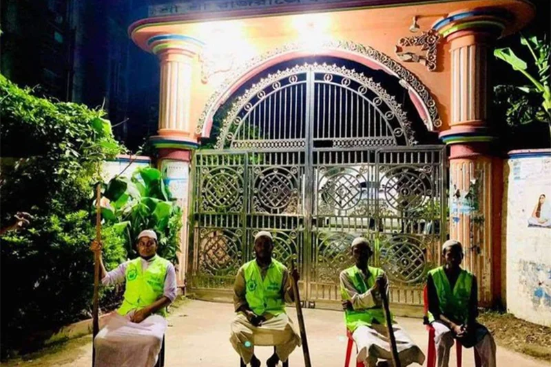 Bangladesh: Images show Muslims guarding Temples amid reports of attacks on Hindus