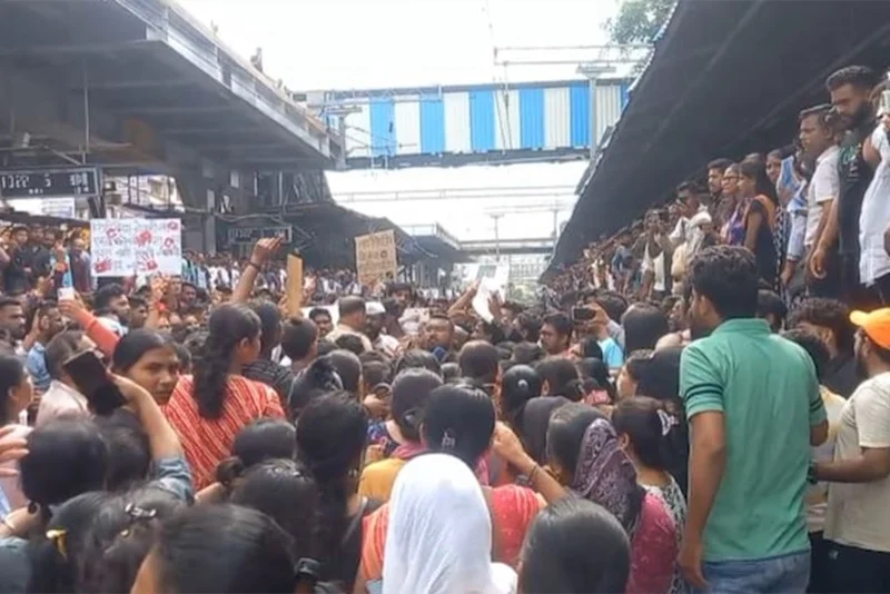 Massive protest after two minors sexually assaulted in Maharashtra school