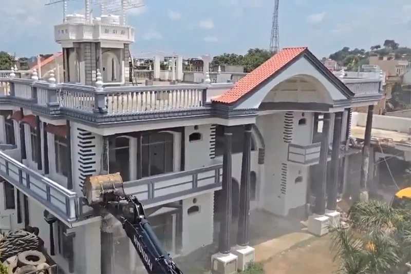 MP: Chhatarpur Cong leader’s bungalow razed after “bulldozer action”