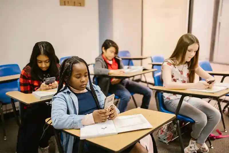 Smartphones in Classrooms - How Much and How Long?