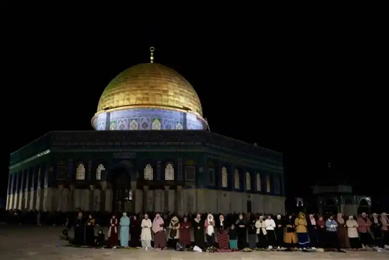 Muslims on way to Masjid Al Aqsa to offer Taraweeh baton charged