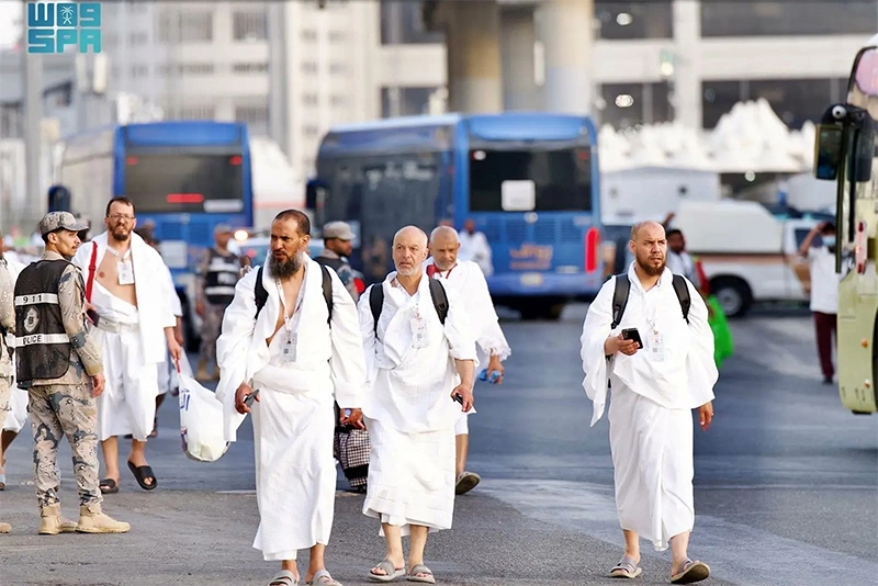 Labbaik on their lips, Pilgrims march to Mina as Hajj begins: Live Updates