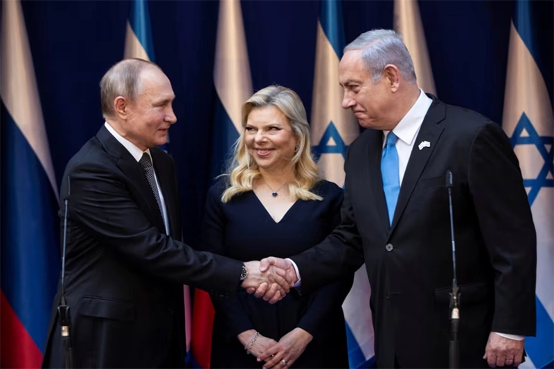 Fact Check: Netanyahu doesn’t stand up to welcome Putin